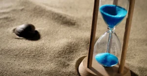 Sanduhr steckt in Sand