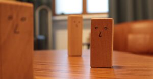 Systemische Aufstellungsfiguren auf einem Tisch in der Praxis im Gesundheitszentrum Carpe Diem