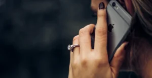 Frau telefoniert mit Handy